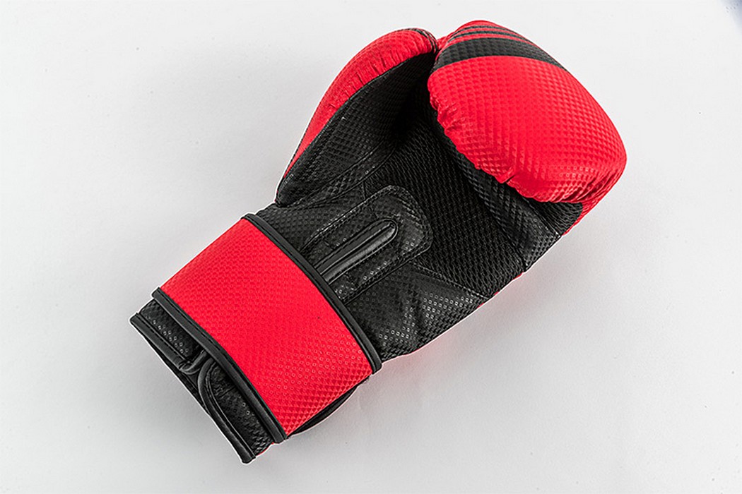 Боксерские перчатки UFC PRO Performance Rush Red,12oz 1050_700